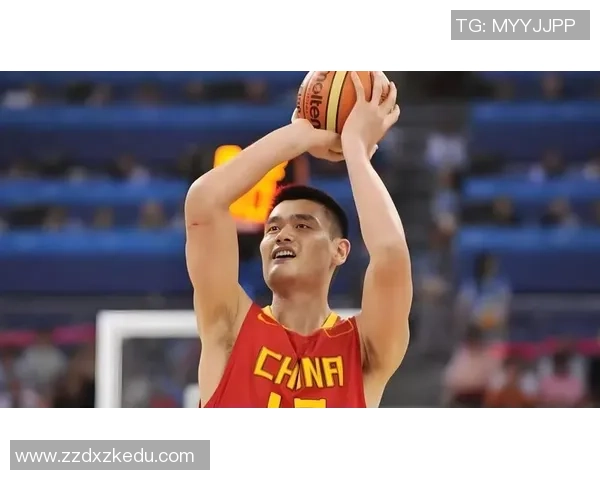 姚明在比赛中果断甩手投篮展现篮球技巧与自信风采